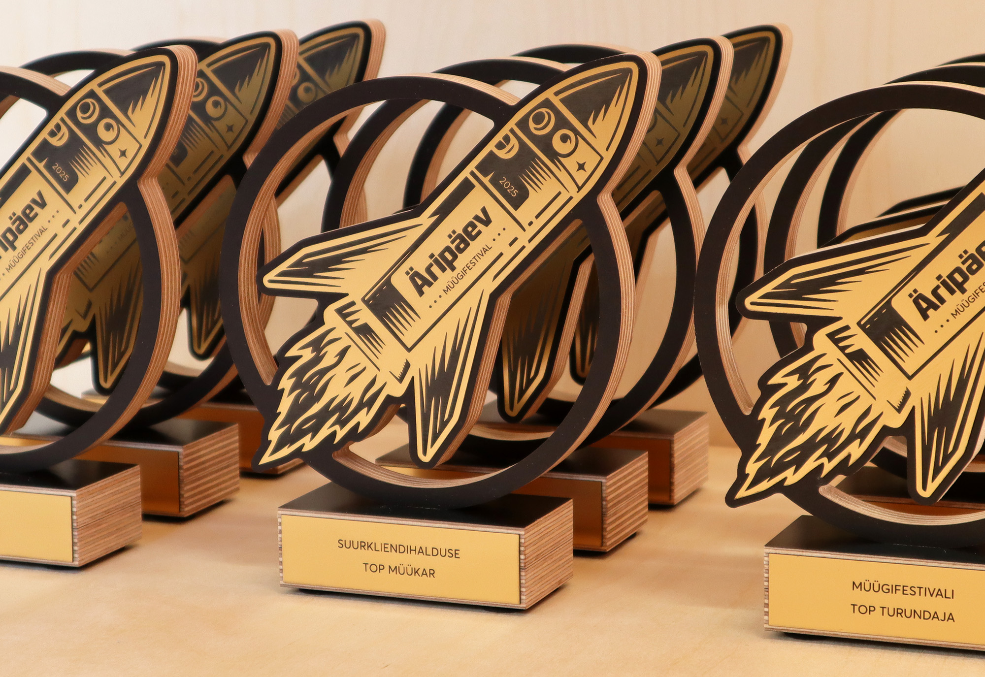 klaasist auhinnad - puidust karikad ja medalid - karikas